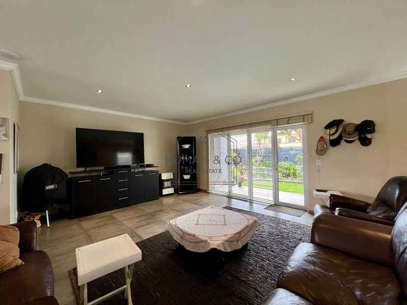 Modern 3-bedroom home with 2 bed-cottage in prime Lagoon Area - Photo 4