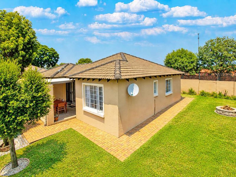 Spacious Corner Gem: Comfort & Convenience Await! - Photo 3