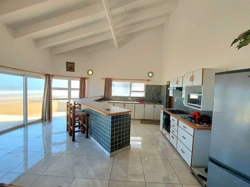 4 Bedroom Beachfront Home - Photo 8
