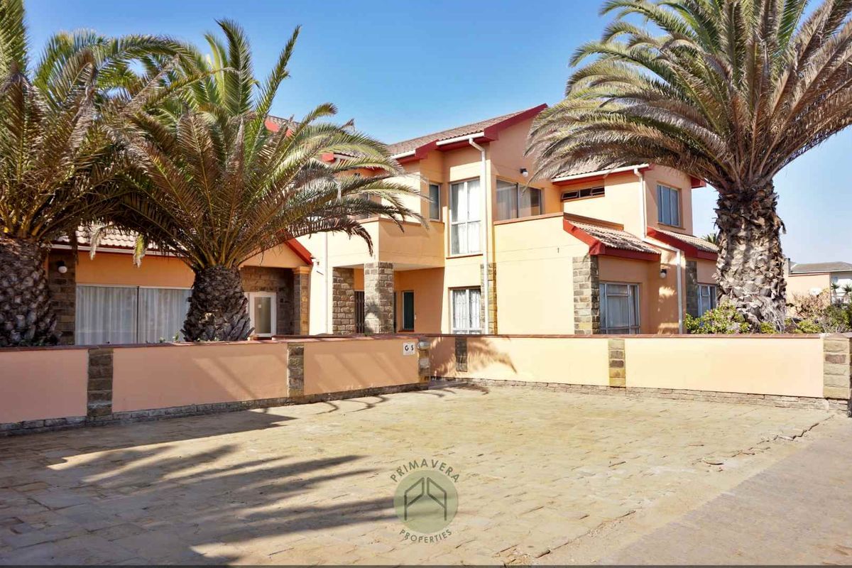 6 Bedroom Double-Storey House WITH TWO FLATS For Sale in Hage Heights, Swakopmund - Photo 4