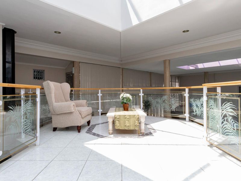 5 BEDROOM, MODERN HOME IN PLATTEKLOOF - Photo 6