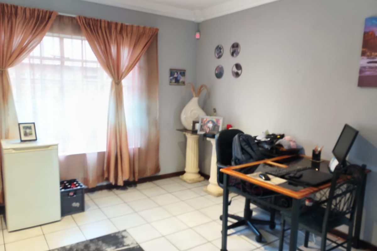 3 bedroom facebrick home with 2 bathrooms in an excellent area! - Photo 4