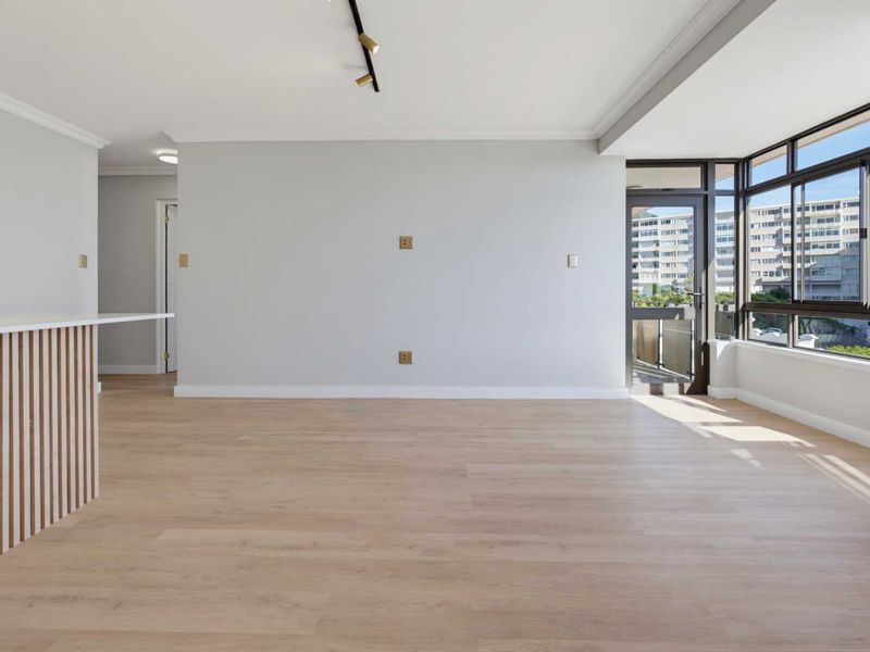 Top floor modern apartment with outstanding views - Photo 6