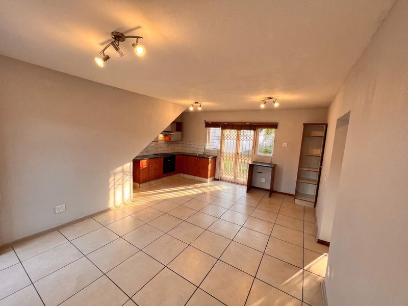 Beautiful Two Bedroom Garden Apartment in Broadacres - Photo 5