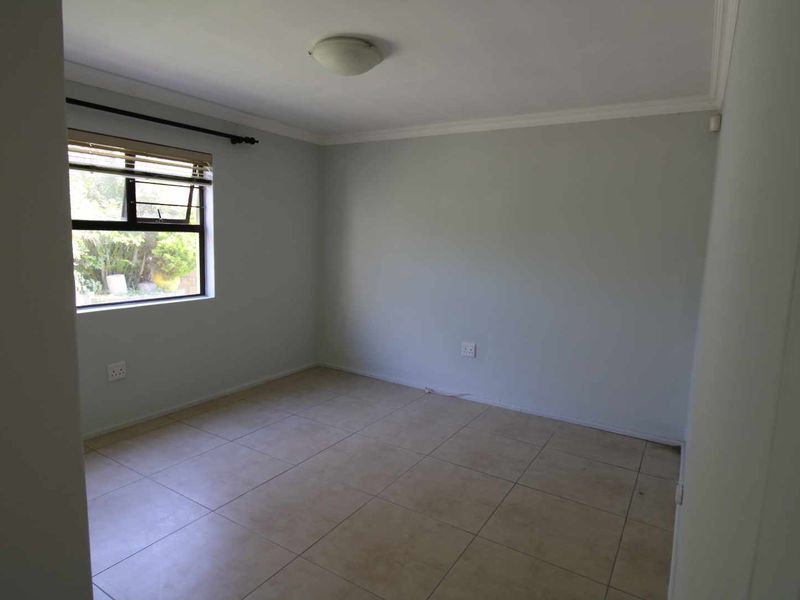 Partially double storey home in good neighbourhood. - Photo 4