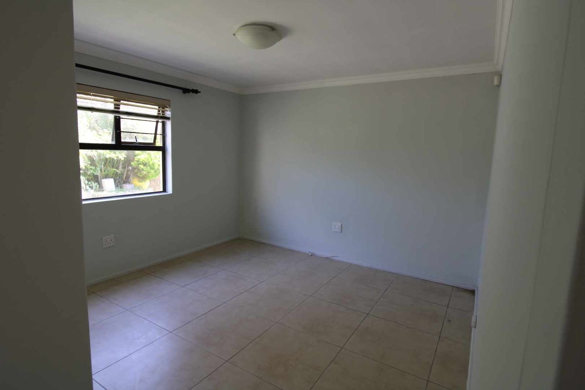 Partially double storey home in good neighbourhood. - Photo 4