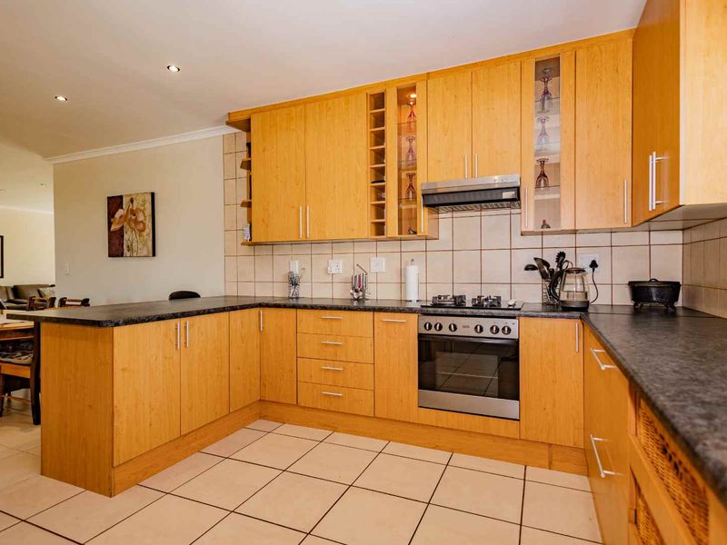 4 Bedroom House in Country Club - Photo 8