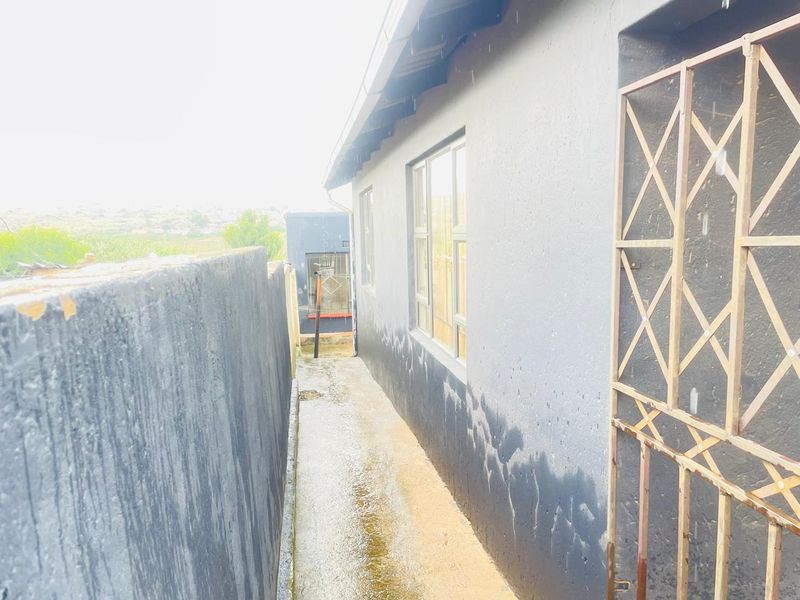 2 Bedroom Home with 4 outside Rooms - Photo 10