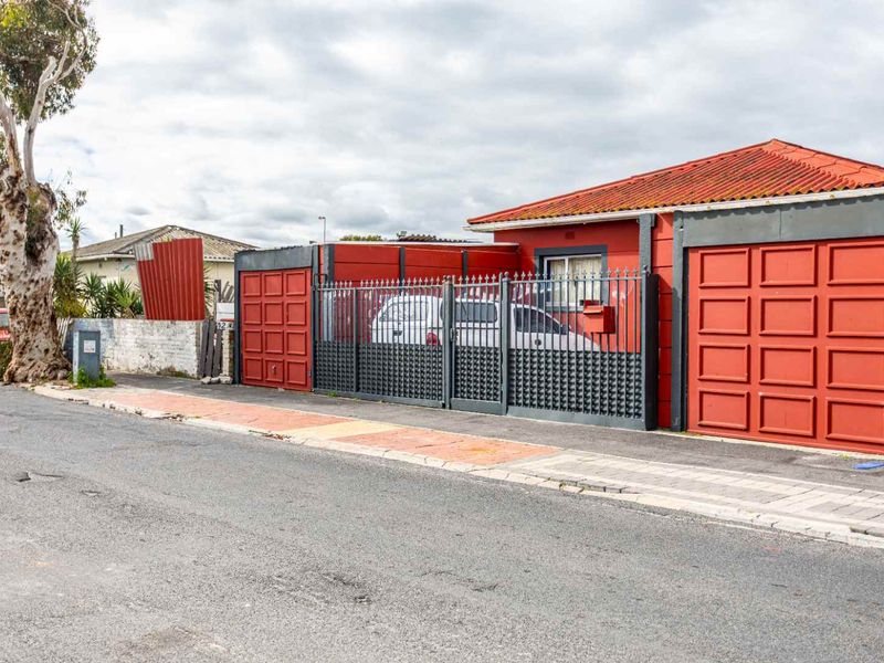 Beautiful 3 Bedroom Home For Sale In Brooklyn - Photo 2