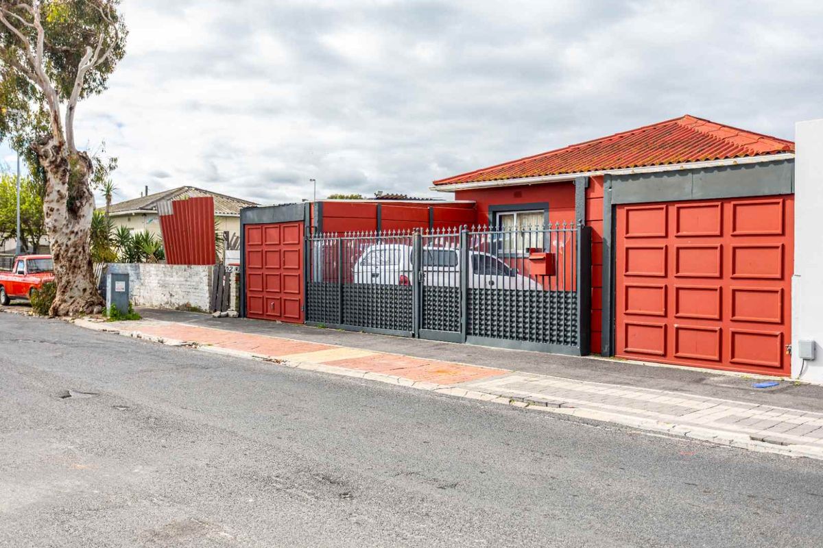 Beautiful 3 Bedroom Home For Sale In Brooklyn - Photo 2