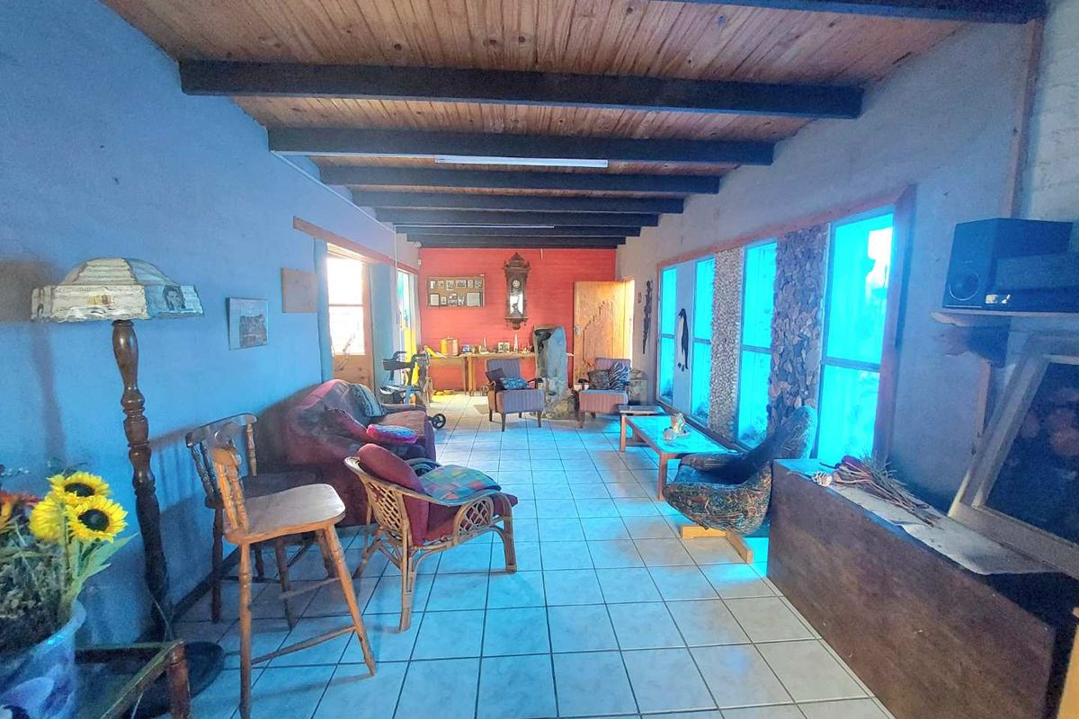 Unique Dream Home: Spacious, Versatile, & Full of Potential - Photo 2