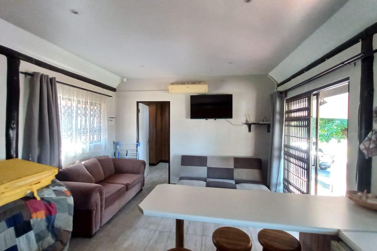 Ultimate Luxury Living: Spectacular Family Retreat with Granny Flat and Resort-Style Amenities - Photo 3