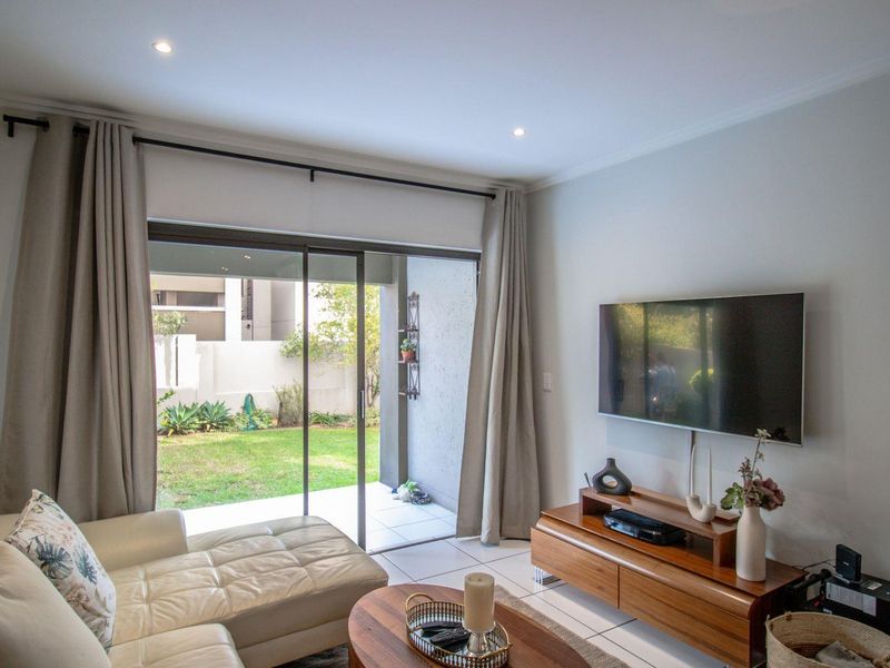 Gorgeous 2 Bed 1 Bath Garden Apartment For Sale in Lonehill - Photo 8