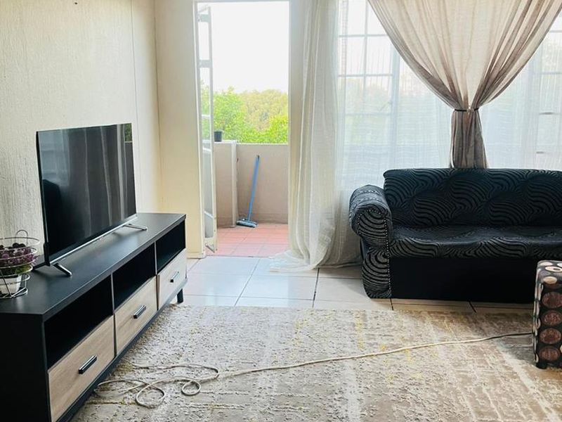 TWO BEDROOM APARTMENT IN NEWLANDS,PRETORIA  : IMMEDIATELY - Photo 2