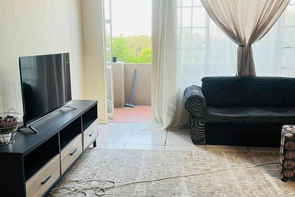 TWO BEDROOM APARTMENT IN NEWLANDS,PRETORIA  : IMMEDIATELY - Photo 2