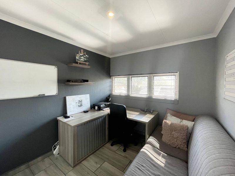 Beautifully Renovated 3-Bedroom Townhouse with Private Garden in Die Hoewes - Photo 9