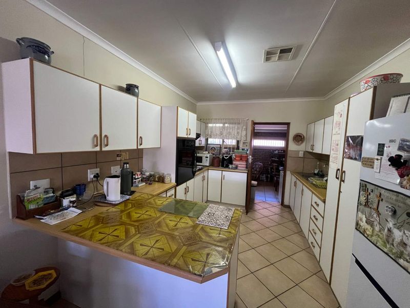 Immaculate 3-Bedroom Townhouse in a Sought-After Complex - Photo 3