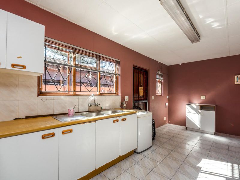 Prime Corner Plot 4-Bedroom Face Brick Home. - Photo 2