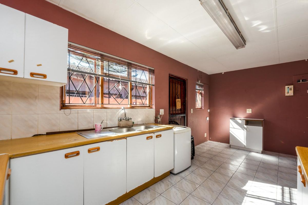 Prime Corner Plot 4-Bedroom Face Brick Home. - Photo 2