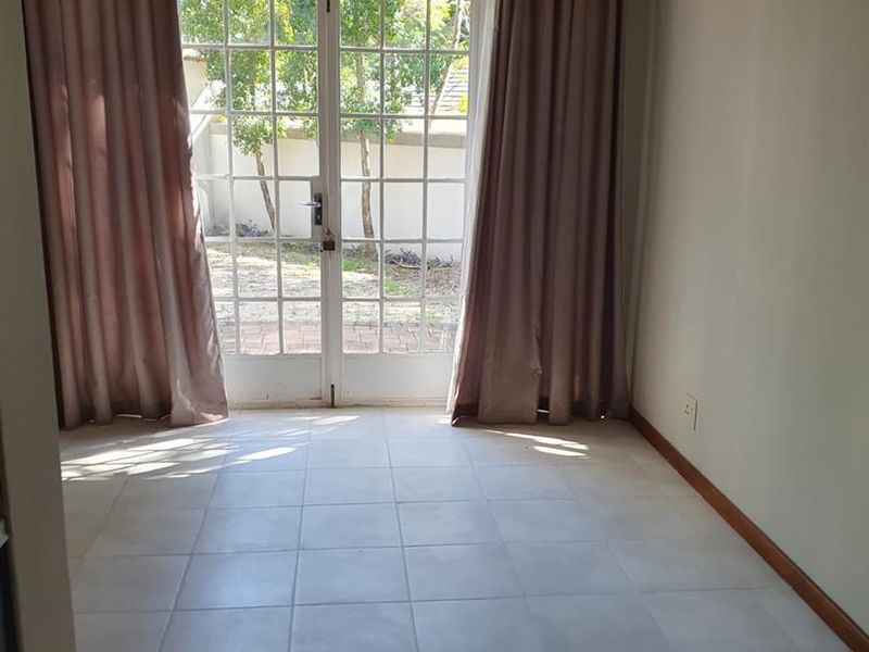 Immediately Available Elegant Family Townhouse in Prestigious Waterkloof - Photo 9