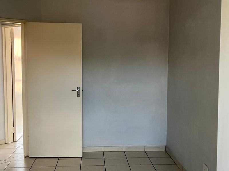 This lock up and go duplex unit is up for grabs in a lovely quiet security complex and facebrick as well. - Photo 10