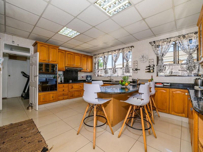 Elegant family Home with a spacious poolside Entertainment and a Private Granny Cottage - Photo 4