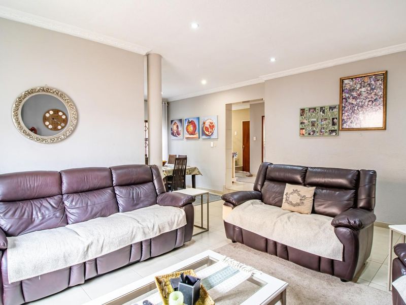 Charming 5-Bedroom Full Title for Sale in Meyersdal's Prestigious Palomino Drive! - Photo 7