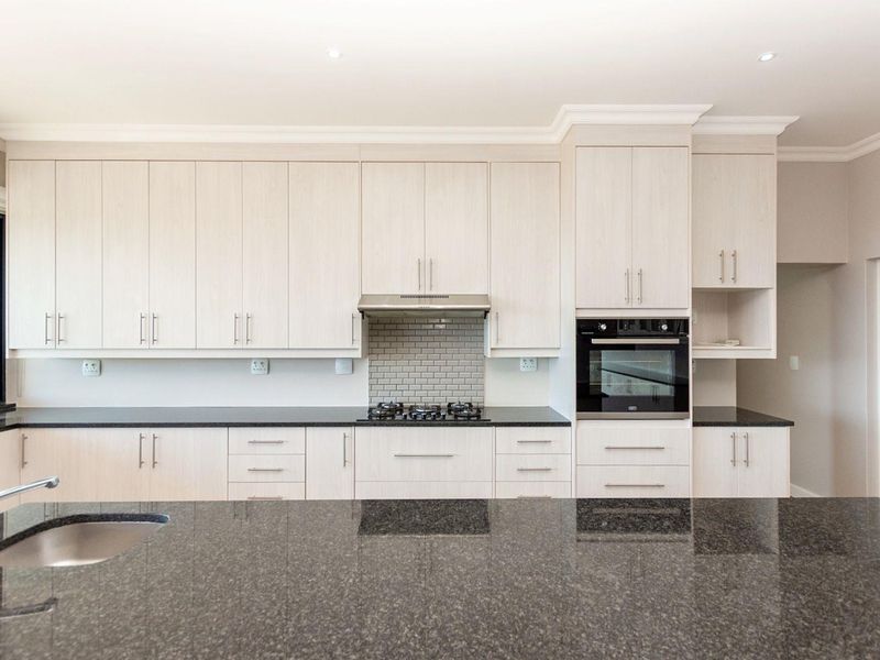 4 Bedroom House in Upmarket, Myburgh Park - Photo 5