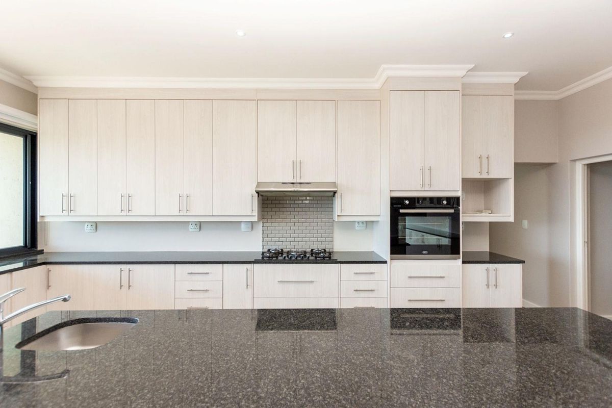 4 Bedroom House in Upmarket, Myburgh Park - Photo 5