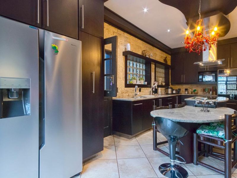 Expansive Multi-Generational Double Storey Home with Exceptional Entertainment Living in Glen Marais - Photo 9