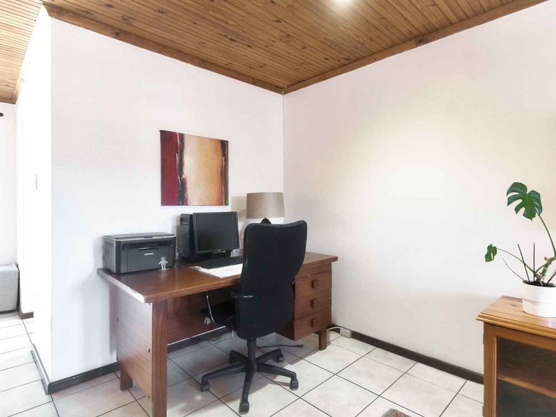 Comfortable family home in Westcliff - Photo 6