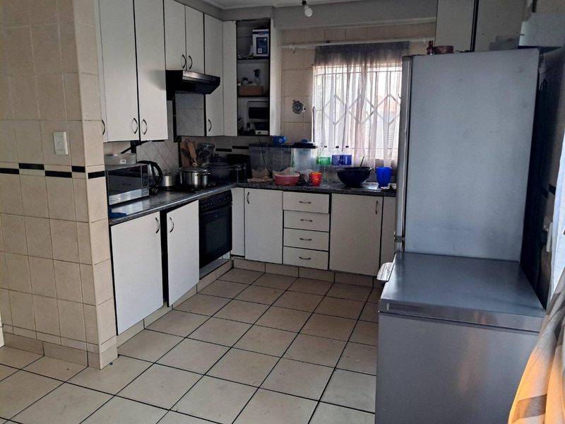 3 Bedroom House For Sale in Nkwe Estate - Photo 5