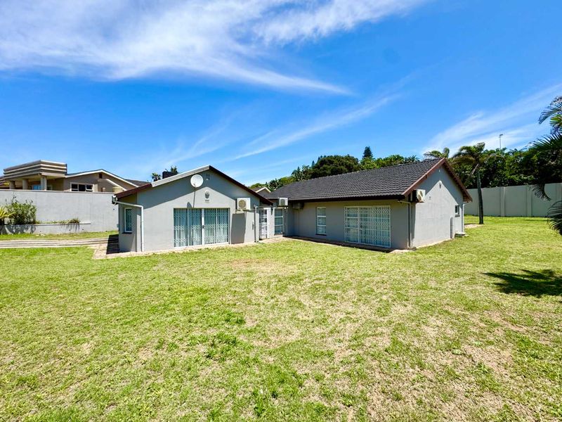 Hendra Estates - Modern Coastal Gem — Spacious Single-Level Home with Pool and Prime Beachside Location! - Photo 2