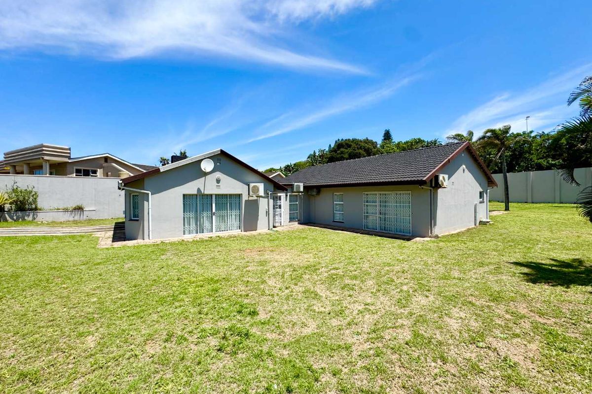 Hendra Estates - Modern Coastal Gem — Spacious Single-Level Home with Pool and Prime Beachside Location! - Photo 2