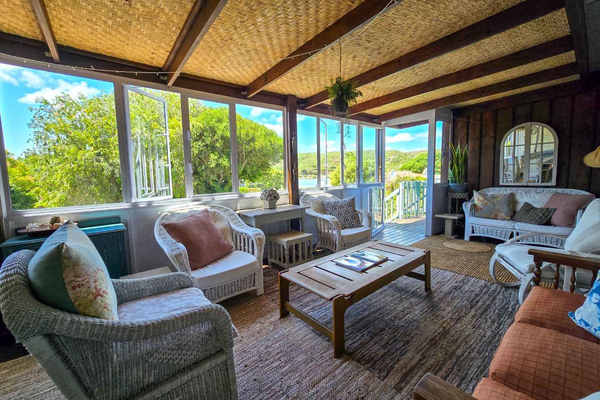 Family living with breathtaking river views. - Photo 4