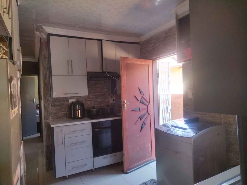 Spacious 3-Bed Home in Soshanguve VV EXT 4 – Near Schools & Shops - Photo 3