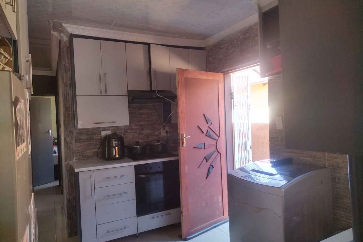 Spacious 3-Bed Home in Soshanguve VV EXT 4 – Near Schools & Shops - Photo 3