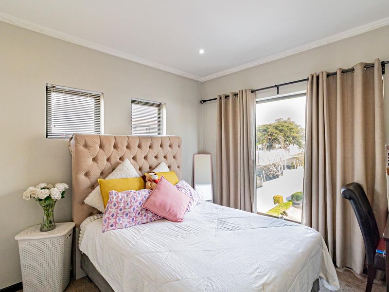 Stylish Corner Loft Apartment in a Sought After Estate - Photo 7