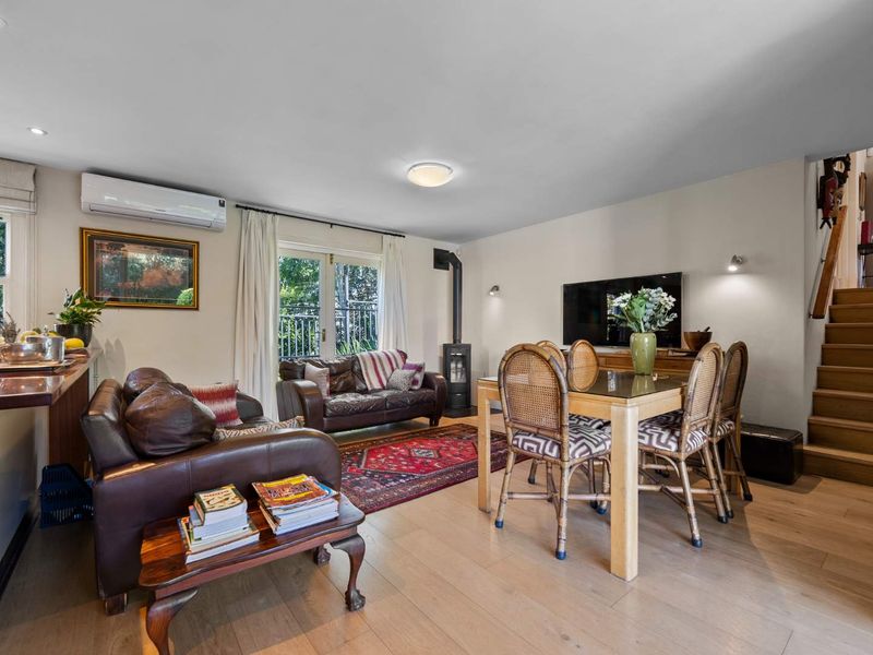 A Warm, Welcoming Home in Secure Tamboerskloof Estate - Photo 8