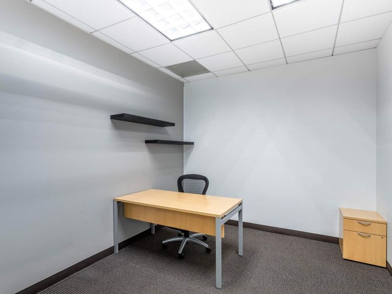Discover many ways to work your way in Regus Central. - Photo 6