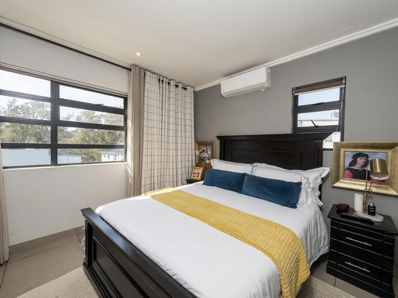 Lovely 2 bedroom Penthouse Apartment with gorgeous views for rent in Bryanston - Photo 6