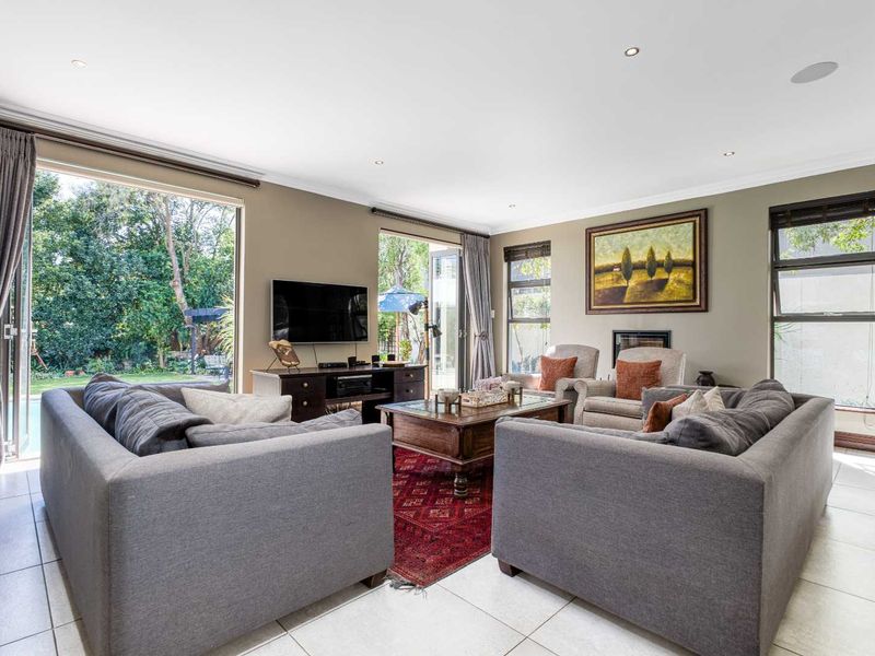 STUNNING 5 BEDROOM HOME FOR SALE IN FOURWAYS GARDENS RESIDENTIAL ESTATE - Photo 9