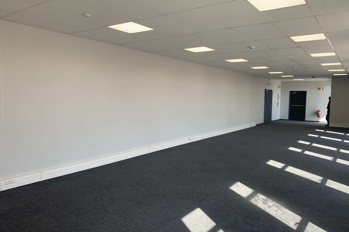 Modern Industrial Complex: Secure, Spacious, and Well-Equipped - Photo 3