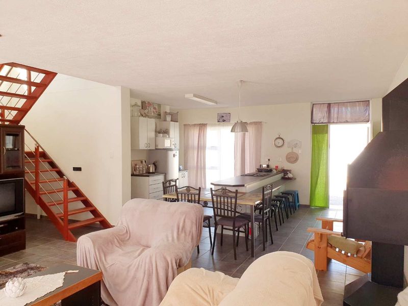 This well managed complex is freshly repainted. - Photo 10