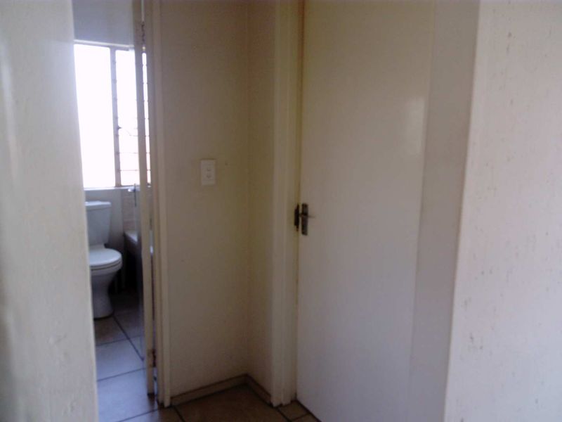 Apartment Flat for Sale in Klippoortjie Boksburg - Photo 7