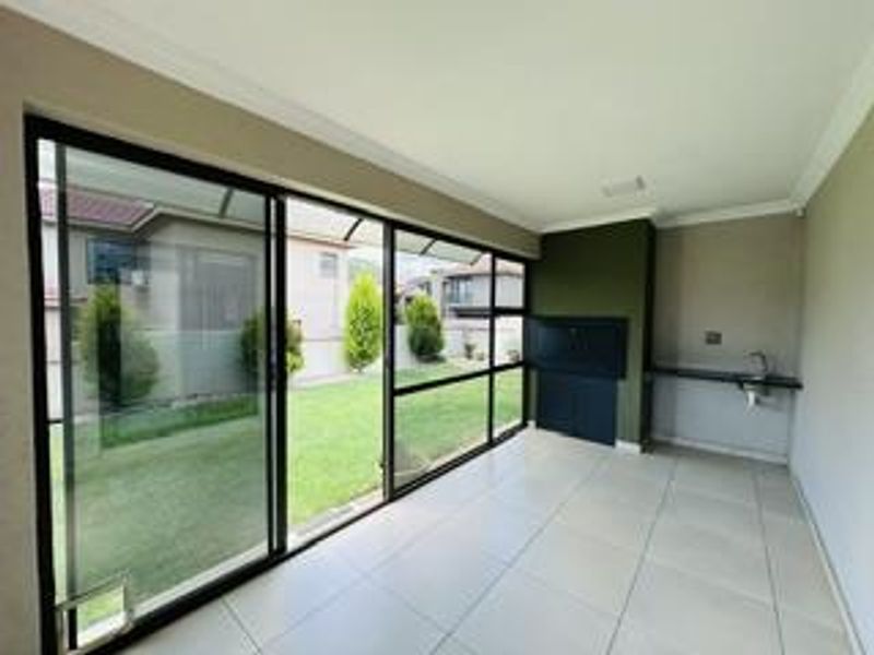 Spacious 3-Bedroom Family Home To Rent in Wild Teak Estate, Montana - Photo 10