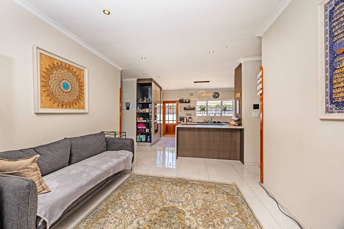 Striking Modern Family Home with Designer Finishes and Effortless Entertaining in Prime Panorama - Photo 5