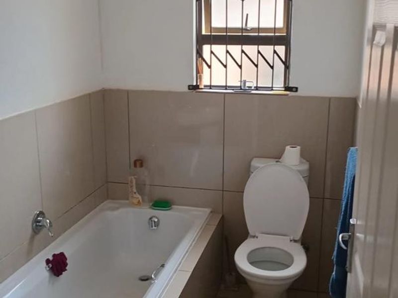 Beautiful Home awaiting it's new owners - Photo 5