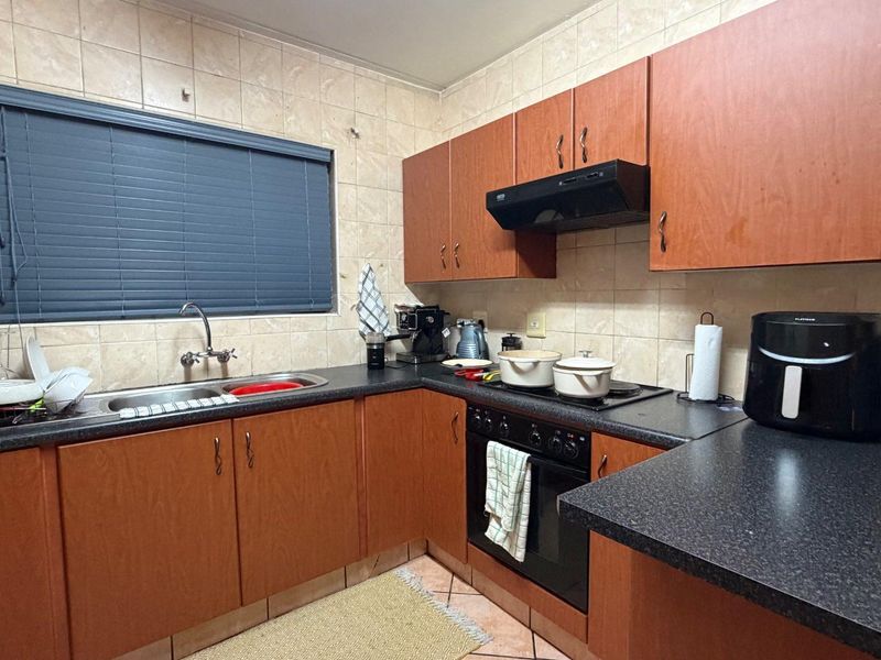 Modern 3-Bedroom Ground Floor Apartment in Secure Complex - Photo 6