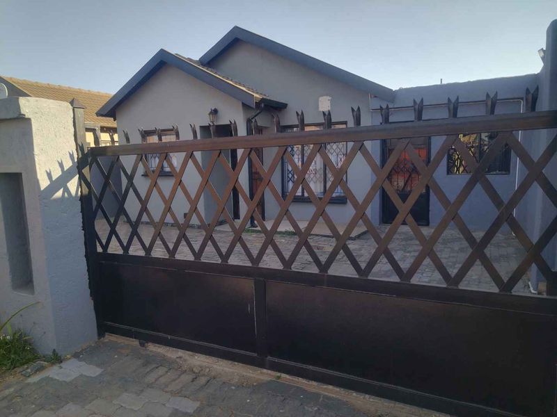 2 bedrooms house for sale in Soshanguve VV - Photo 2